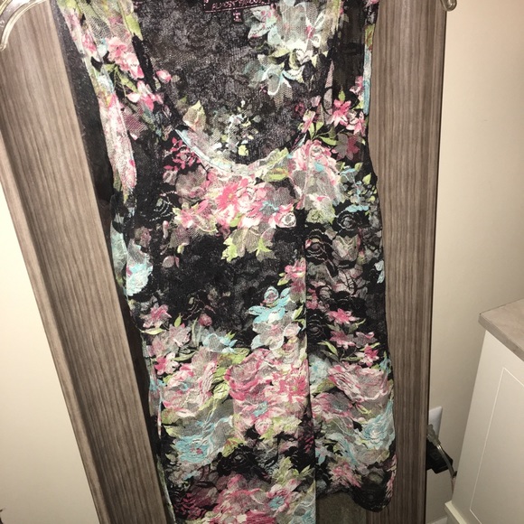 Floral tank🌸🌺🌷 - Picture 3 of 3